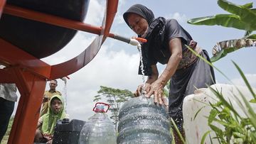 Krisis Air Bersih Landa Depok, Warga RW 08 Cipayung Jaya Rela Antre Bantuan