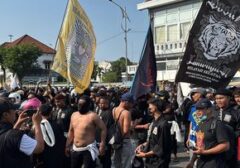 Situasi Memanas, Ribuan Pesilat Geruduk Kantor Debt Collector di Surabaya