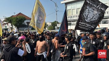 Buntut Aksi Pembacokan, Ribuan Anggota PSHT Geruduk Kantor Debt Collector di Surabaya