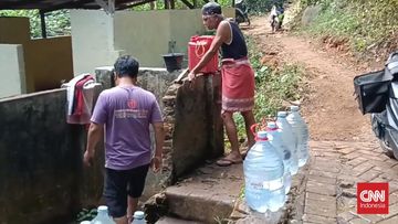 Krisis Air Bersih di Desa Pingku Bogor: Warga Rela Jalan Kaki 4 Kilometer Demi Setetes Air