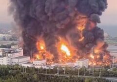 Kebakaran Hebat Landa Gudang Logistik di Qingdao China, Asap Hitam Selimuti Langit