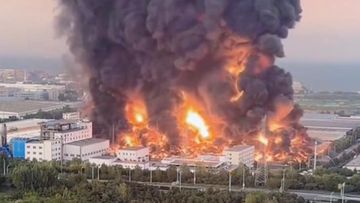 Kebakaran Hebat Landa Gudang Logistik di Qingdao China, Asap Hitam Selimuti Langit