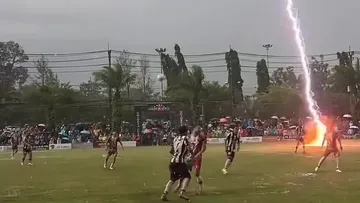 Tragedi Lapangan Hijau: Pemain Sepak Bola di Thailand Tewas Tersambar Petir