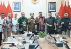 KPK Soroti Tiga Pertemuan Raja Juli Antoni dengan Bupati Kuansing Suhardiman Amby
