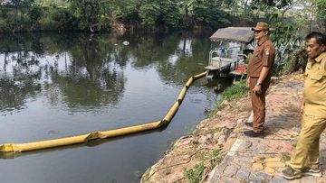 Air Kali Bekasi Berubah Pekat Seperti Oli, Pemkot Lakukan Investigasi