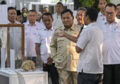 Prabowo Subianto Jajal Langsung Ketahanan Genteng Inovasi BRIN Berbahan Sabut Kelapa