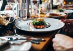 Sensasi Unik, Restoran di Florida Ini Izinkan Pengunjung Makan Steak Tanpa Busana