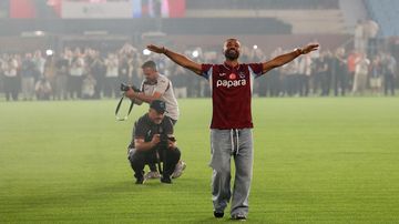 Sambutan Meriah Suporter Trabzonspor untuk Mohamed Salah di Turki