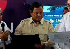 Aksi Presiden Prabowo Uji Ketahanan Genteng Inovasi BRIN Secara Langsung