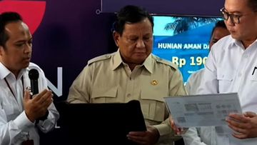 Aksi Presiden Prabowo Uji Ketahanan Genteng Inovasi BRIN Secara Langsung